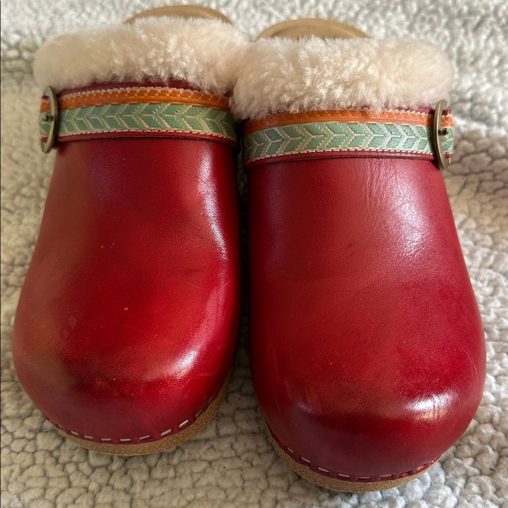 L'ATISTE Red Clogs with Faux Fur Trim - Picture 5 of 5
